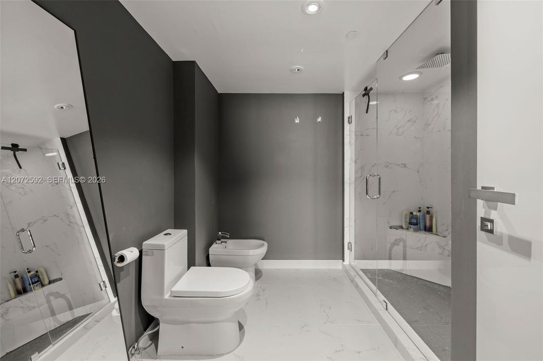 For Sale: $1,100,000 (2 beds, 2 baths, 1078 Square Feet)