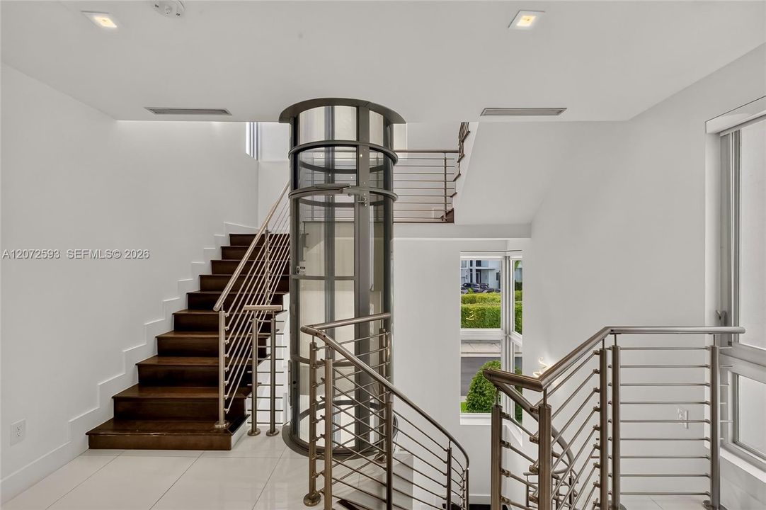 For Sale: $2,175,000 (5 beds, 6 baths, 4319 Square Feet)