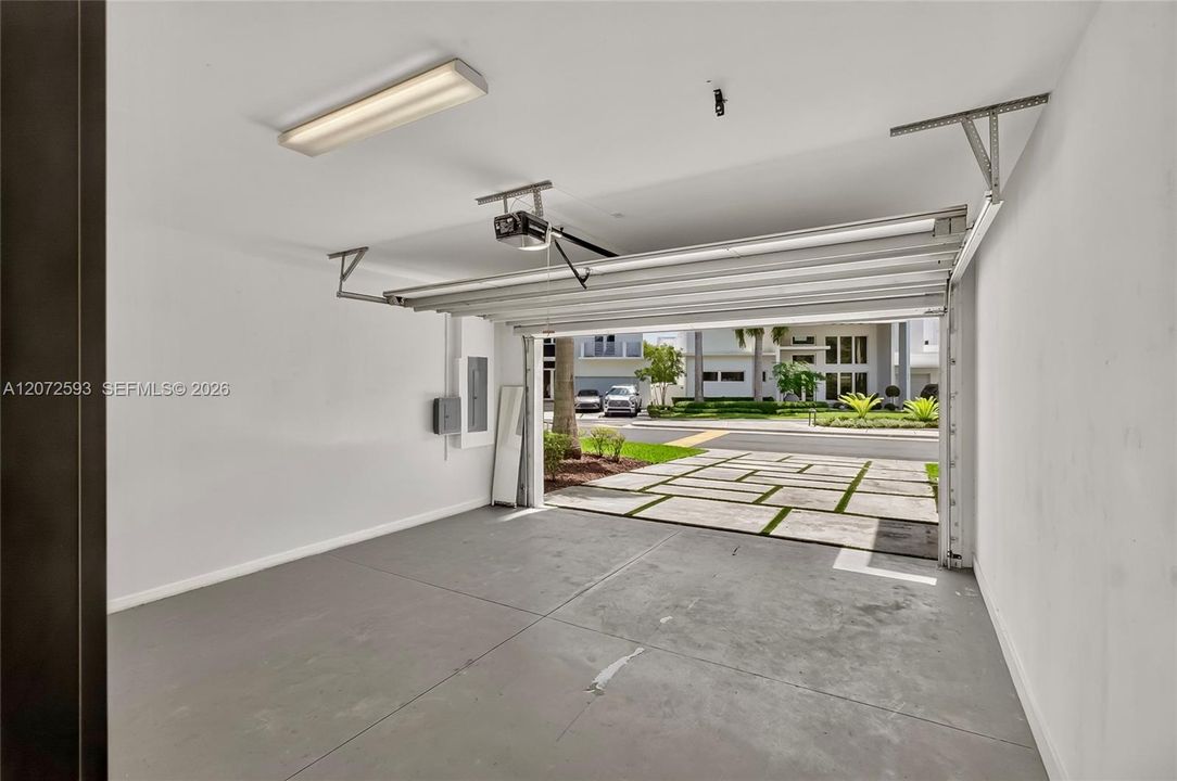 For Sale: $2,175,000 (5 beds, 6 baths, 4319 Square Feet)