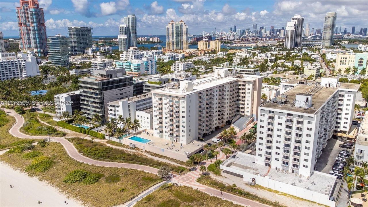 For Sale: $539,000 (1 beds, 1 baths, 659 Square Feet)