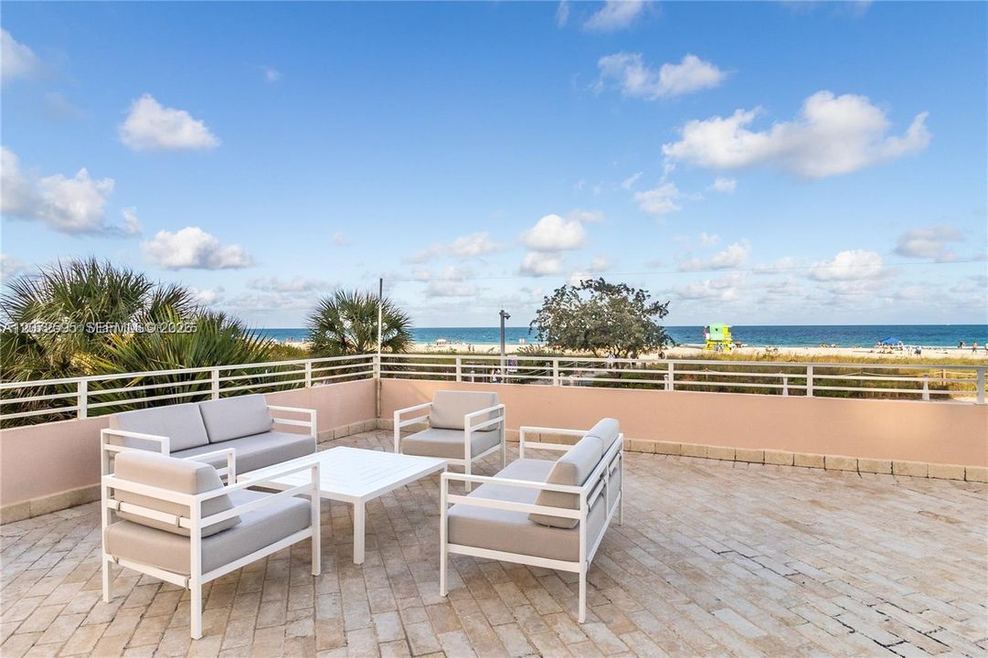 For Sale: $539,000 (1 beds, 1 baths, 659 Square Feet)