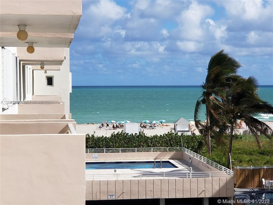 For Sale: $539,000 (1 beds, 1 baths, 659 Square Feet)