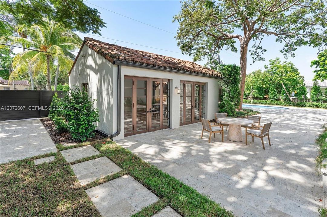 For Sale: $3,999,000 (5 beds, 4 baths, 3284 Square Feet)