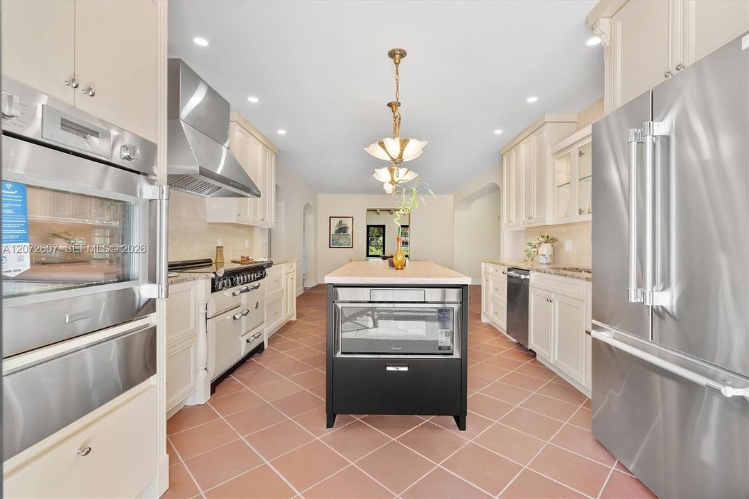 For Sale: $3,999,000 (5 beds, 4 baths, 3284 Square Feet)