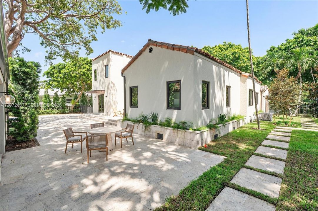 For Sale: $3,999,000 (5 beds, 4 baths, 3284 Square Feet)