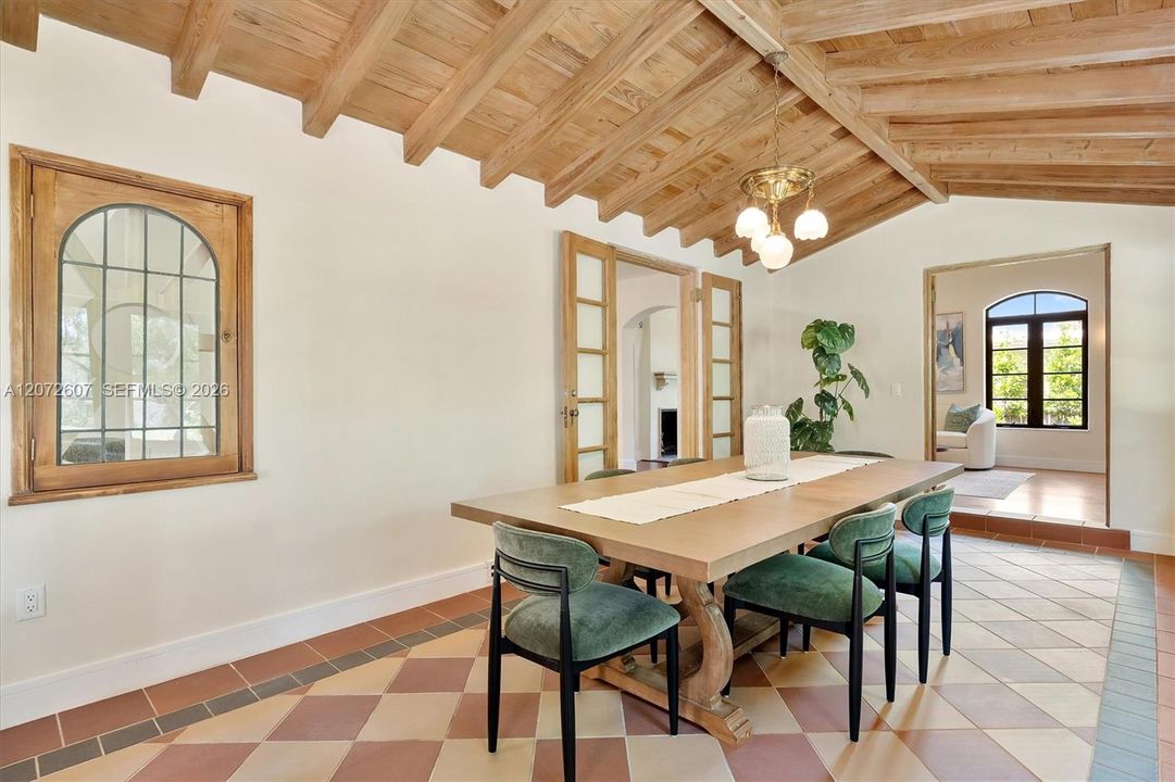 For Sale: $3,999,000 (5 beds, 4 baths, 3284 Square Feet)