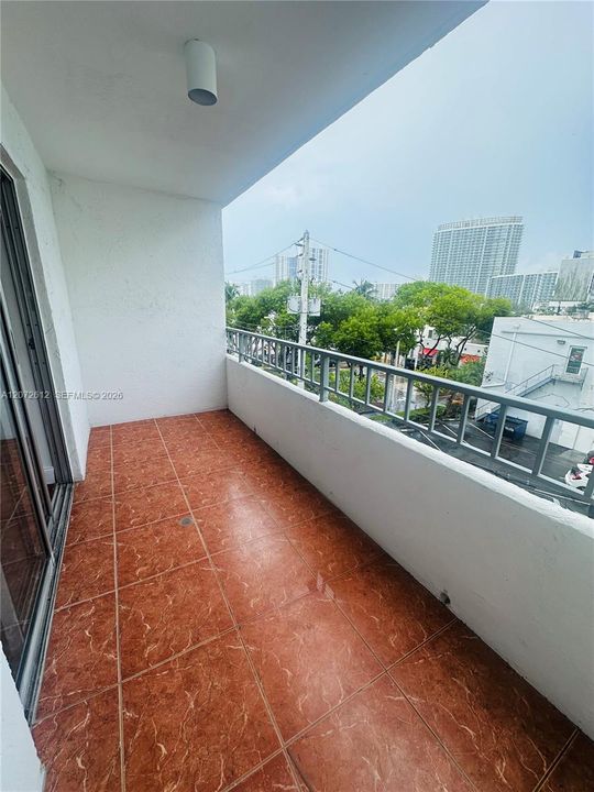 For Rent: $1,690 (0 beds, 1 baths, 370 Square Feet)
