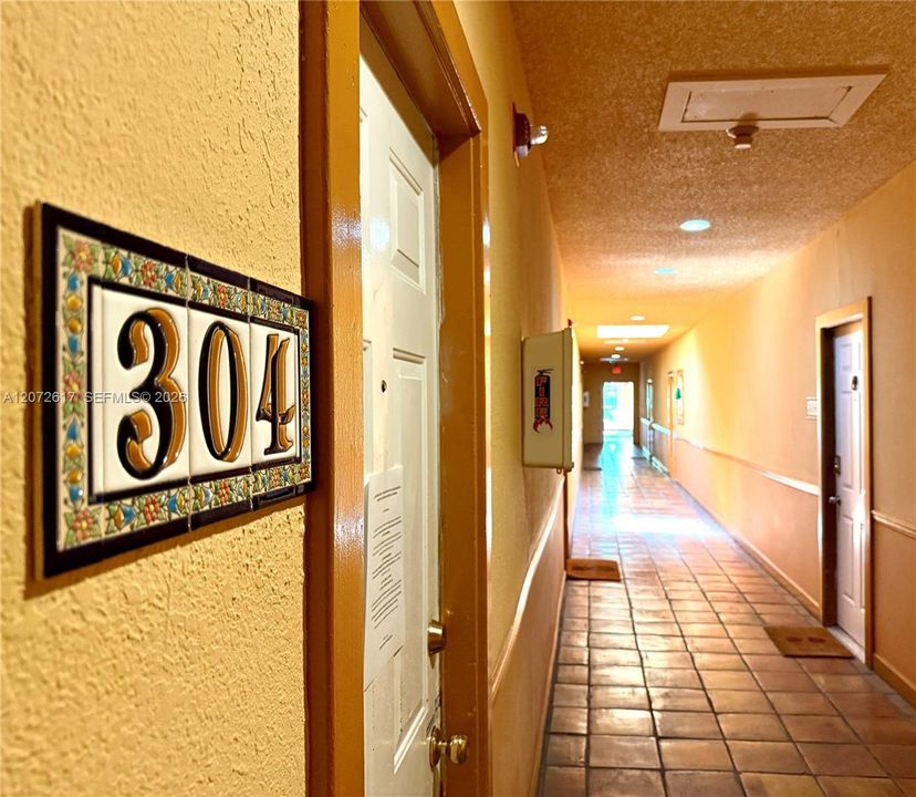 For Sale: $275,000 (1 beds, 1 baths, 660 Square Feet)