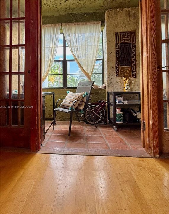 For Sale: $275,000 (1 beds, 1 baths, 660 Square Feet)
