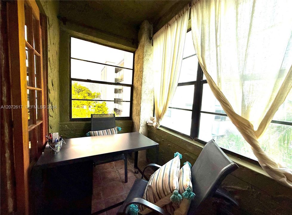 For Sale: $275,000 (1 beds, 1 baths, 660 Square Feet)