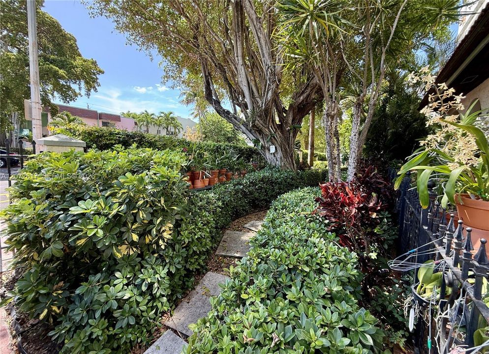 For Sale: $275,000 (1 beds, 1 baths, 660 Square Feet)