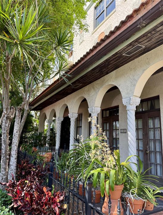 For Sale: $275,000 (1 beds, 1 baths, 660 Square Feet)