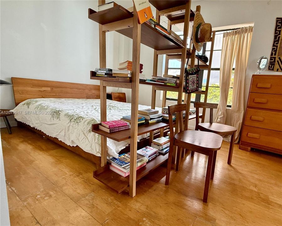 For Sale: $275,000 (1 beds, 1 baths, 660 Square Feet)