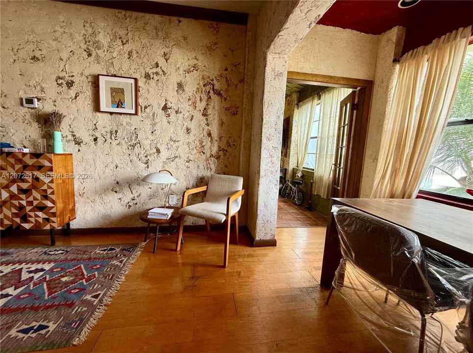 For Sale: $275,000 (1 beds, 1 baths, 660 Square Feet)
