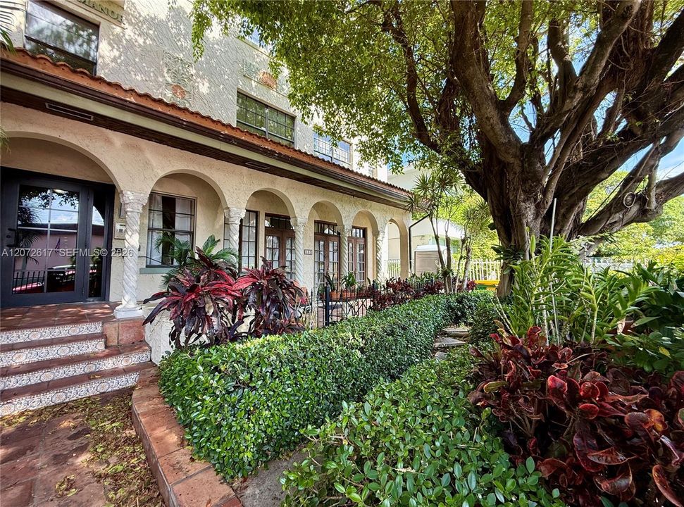 For Sale: $275,000 (1 beds, 1 baths, 660 Square Feet)