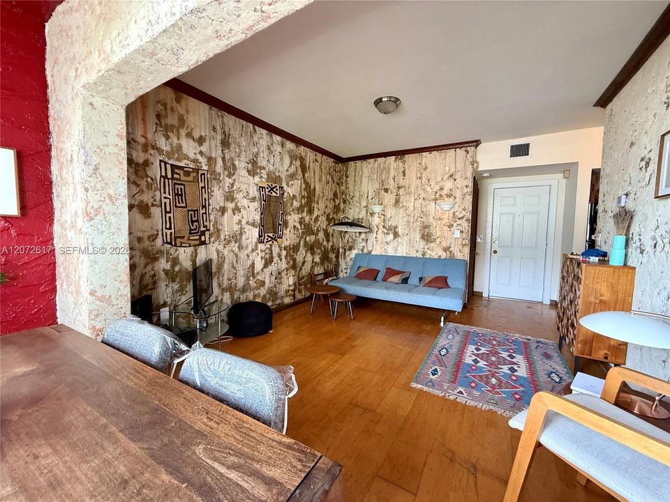 For Sale: $275,000 (1 beds, 1 baths, 660 Square Feet)