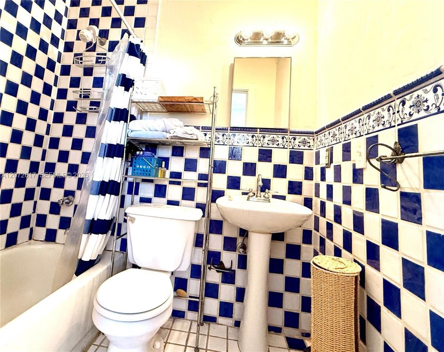 For Sale: $275,000 (1 beds, 1 baths, 660 Square Feet)