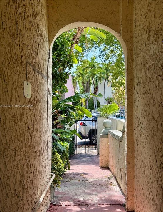 For Sale: $275,000 (1 beds, 1 baths, 660 Square Feet)