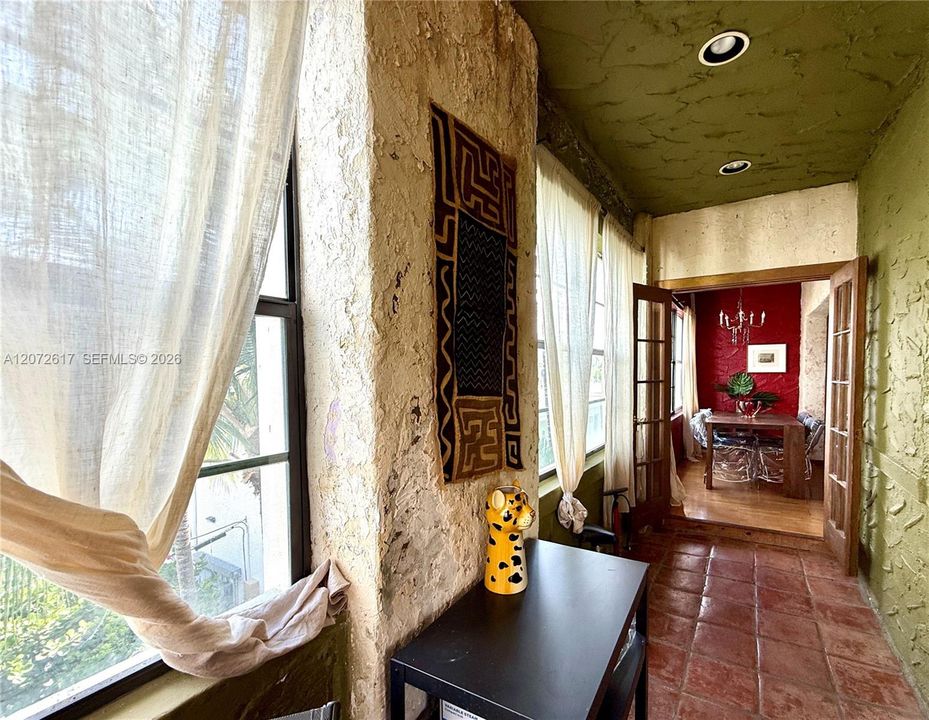 For Sale: $275,000 (1 beds, 1 baths, 660 Square Feet)