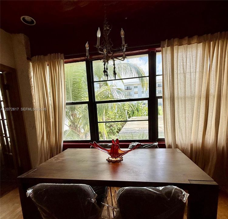 For Sale: $275,000 (1 beds, 1 baths, 660 Square Feet)