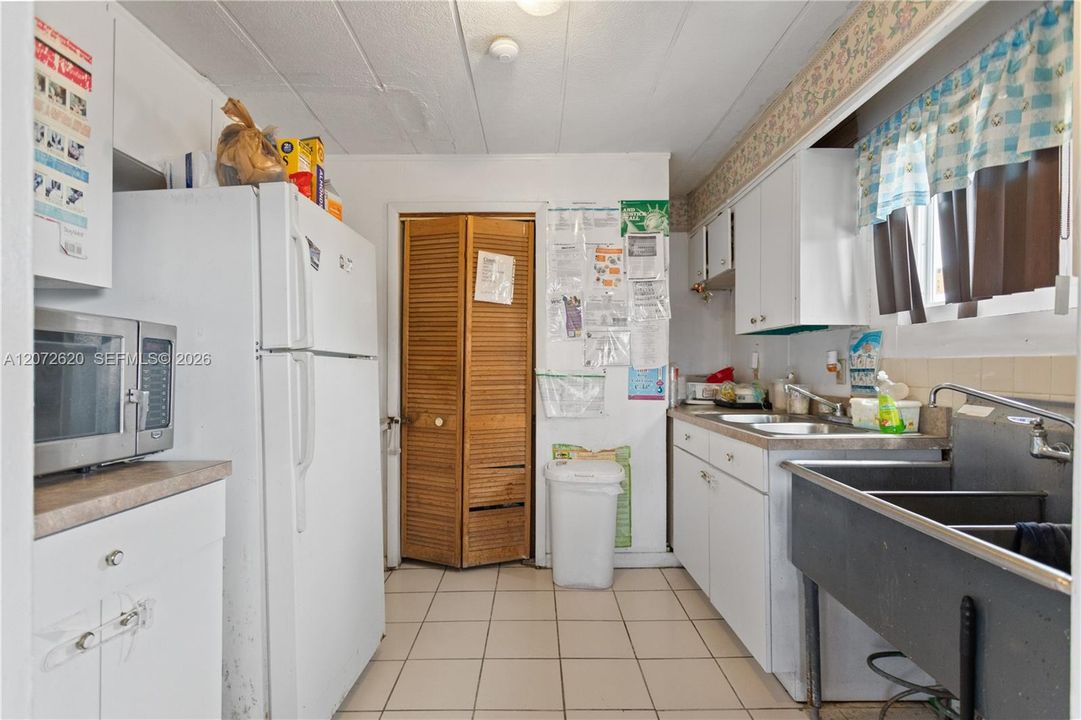 For Sale: $575,000 (3 beds, 1 baths, 1289 Square Feet)