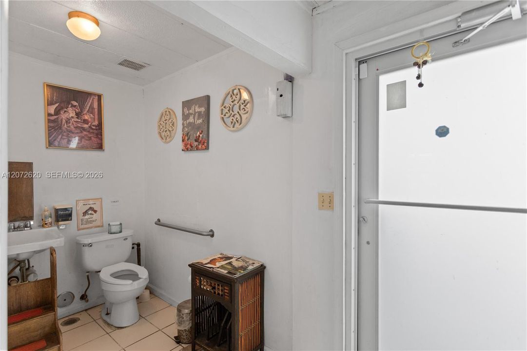 For Sale: $575,000 (3 beds, 1 baths, 1289 Square Feet)