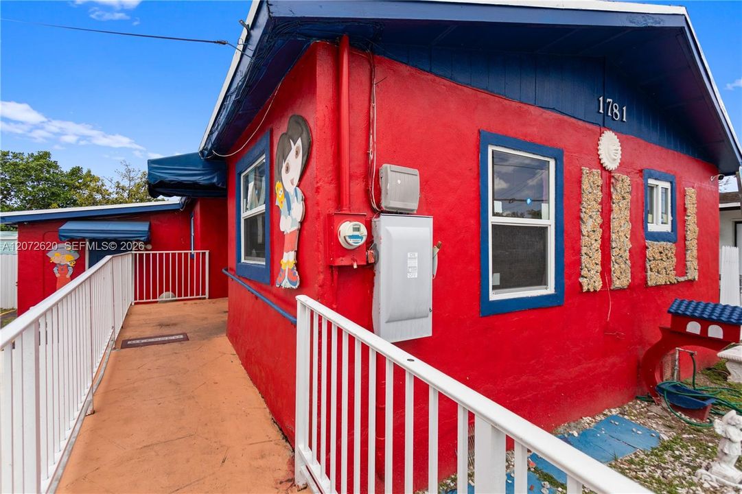 For Sale: $575,000 (3 beds, 1 baths, 1289 Square Feet)