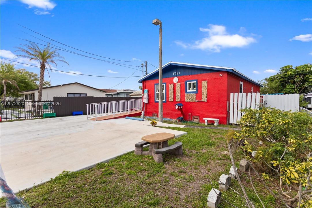 For Sale: $575,000 (3 beds, 1 baths, 1289 Square Feet)