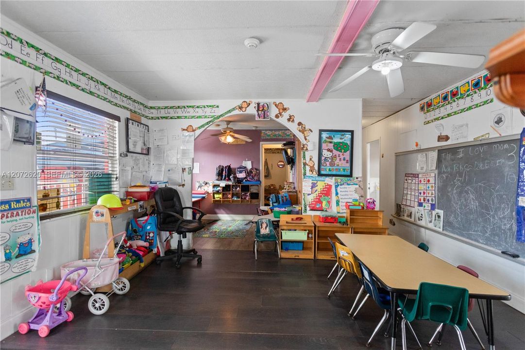 For Sale: $575,000 (3 beds, 1 baths, 1289 Square Feet)
