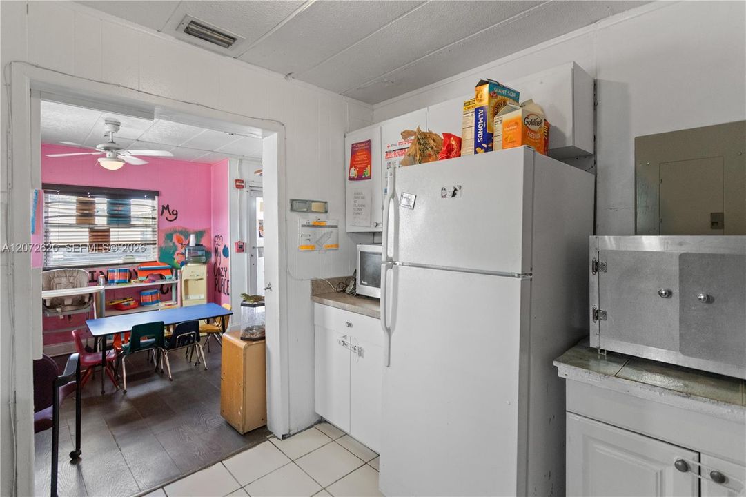 For Sale: $575,000 (3 beds, 1 baths, 1289 Square Feet)