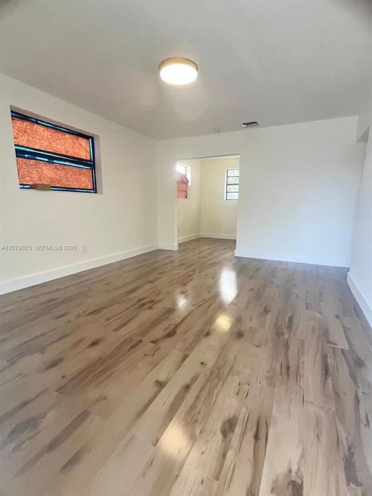 For Rent: $2,495 (3 beds, 1 baths, 900 Square Feet)
