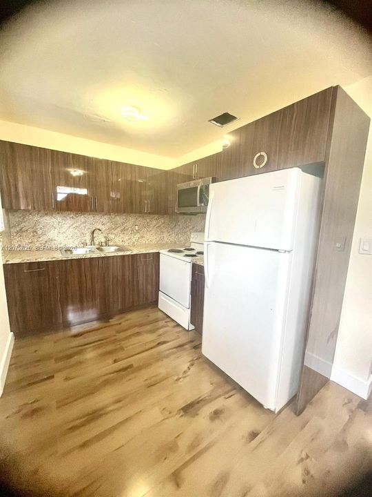 For Rent: $2,495 (3 beds, 1 baths, 900 Square Feet)