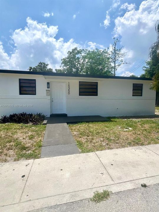 For Rent: $2,495 (3 beds, 1 baths, 900 Square Feet)
