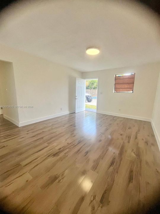 For Rent: $2,495 (3 beds, 1 baths, 900 Square Feet)
