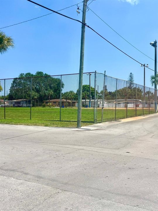 For Rent: $2,495 (3 beds, 1 baths, 900 Square Feet)