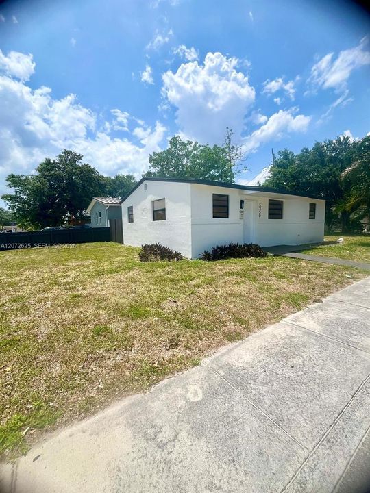 For Rent: $2,495 (3 beds, 1 baths, 900 Square Feet)