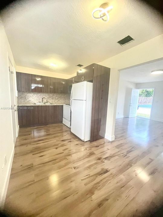 For Rent: $2,495 (3 beds, 1 baths, 900 Square Feet)