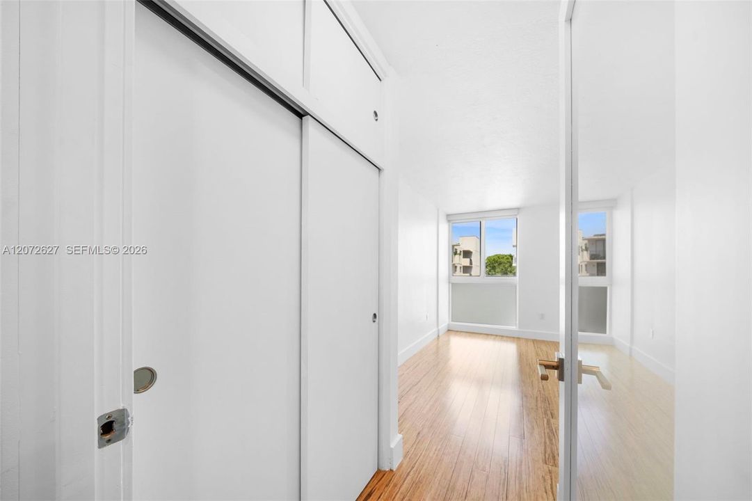 For Sale: $325,000 (1 beds, 1 baths, 727 Square Feet)