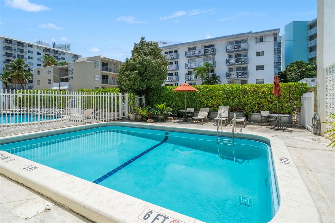 For Sale: $325,000 (1 beds, 1 baths, 727 Square Feet)