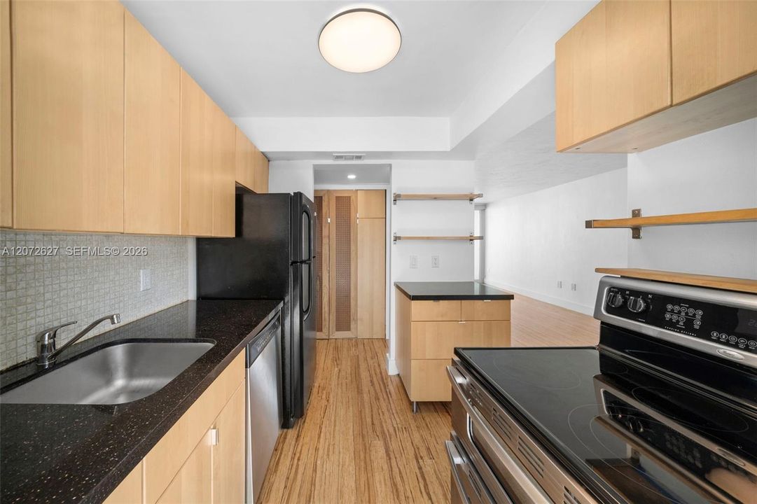 For Sale: $325,000 (1 beds, 1 baths, 727 Square Feet)