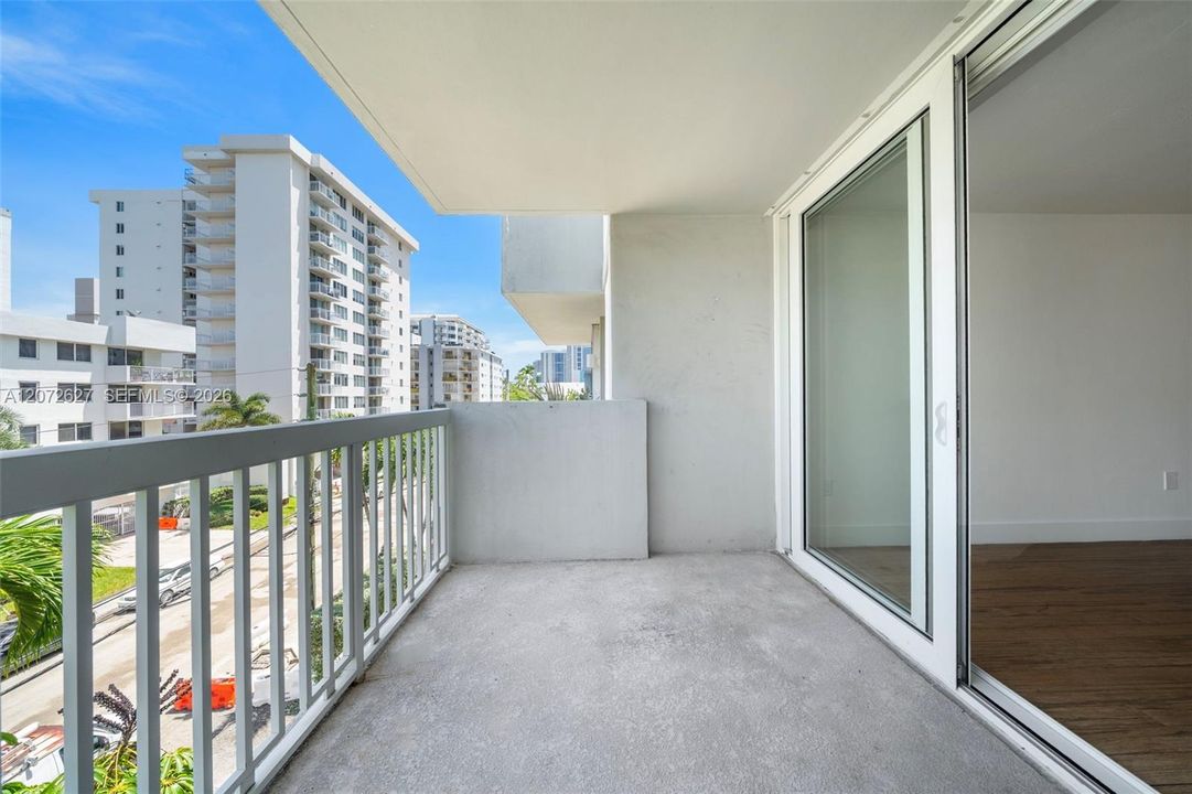 For Sale: $325,000 (1 beds, 1 baths, 727 Square Feet)