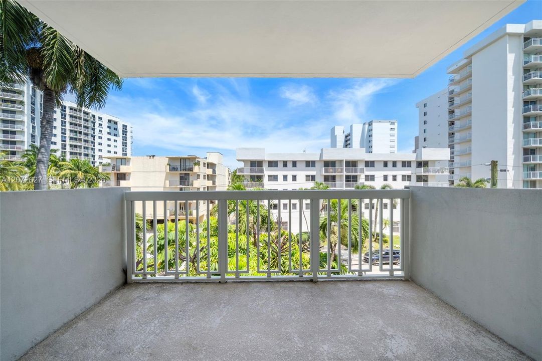 For Sale: $325,000 (1 beds, 1 baths, 727 Square Feet)