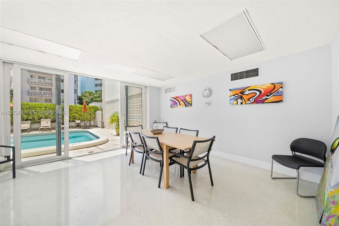 For Sale: $325,000 (1 beds, 1 baths, 727 Square Feet)