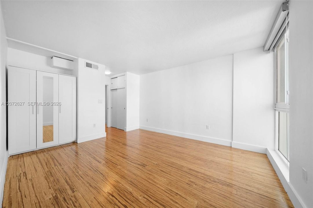For Sale: $325,000 (1 beds, 1 baths, 727 Square Feet)