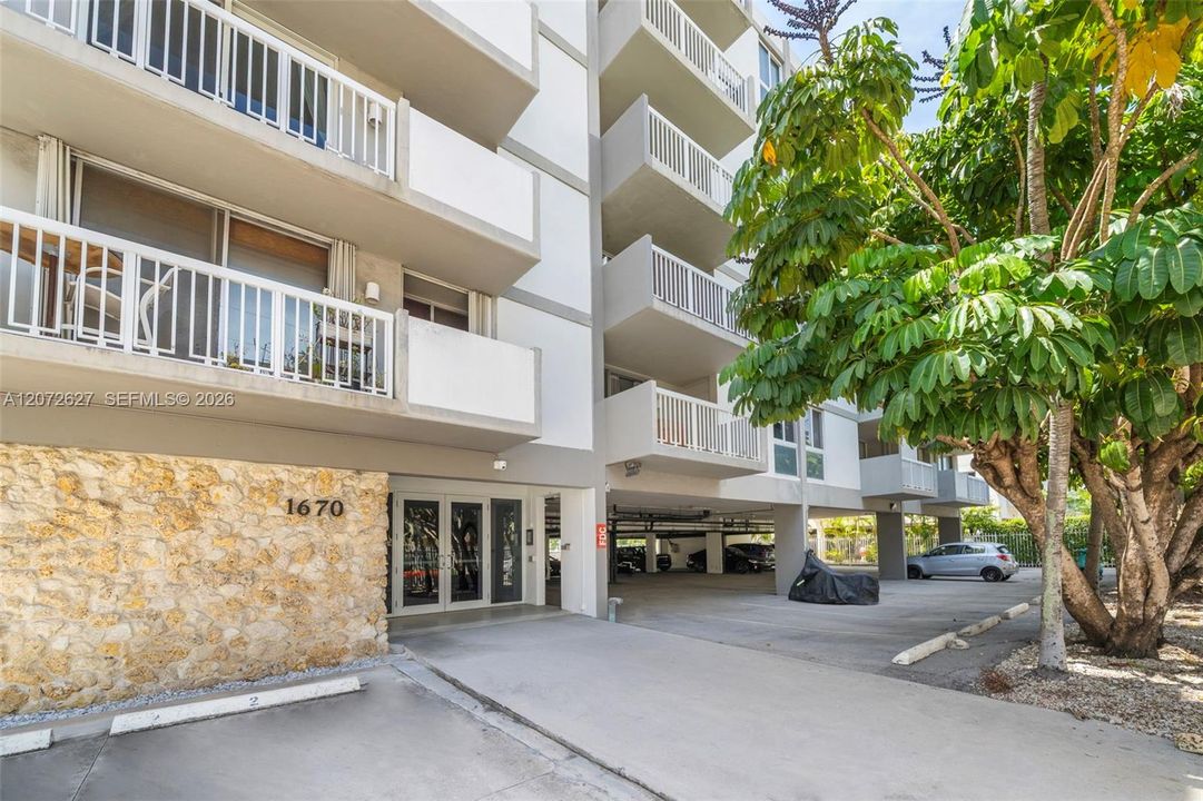 For Sale: $325,000 (1 beds, 1 baths, 727 Square Feet)