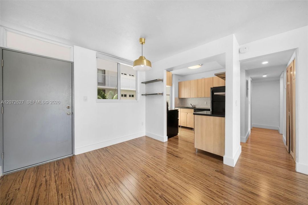 For Sale: $325,000 (1 beds, 1 baths, 727 Square Feet)