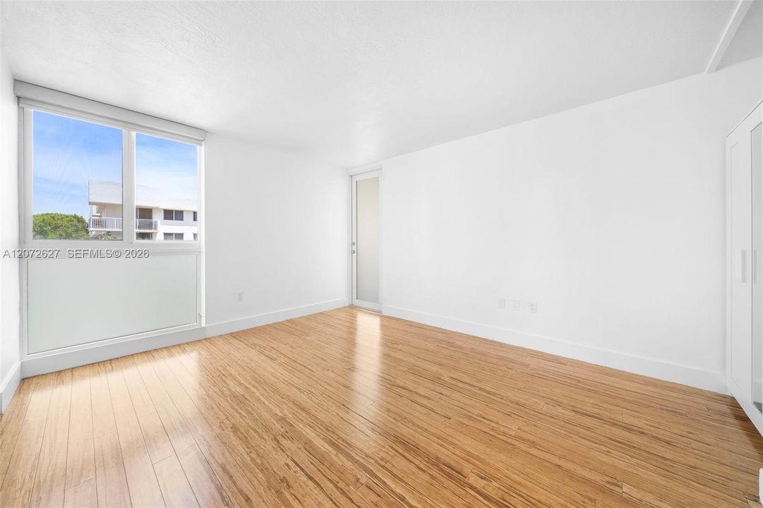 For Sale: $325,000 (1 beds, 1 baths, 727 Square Feet)