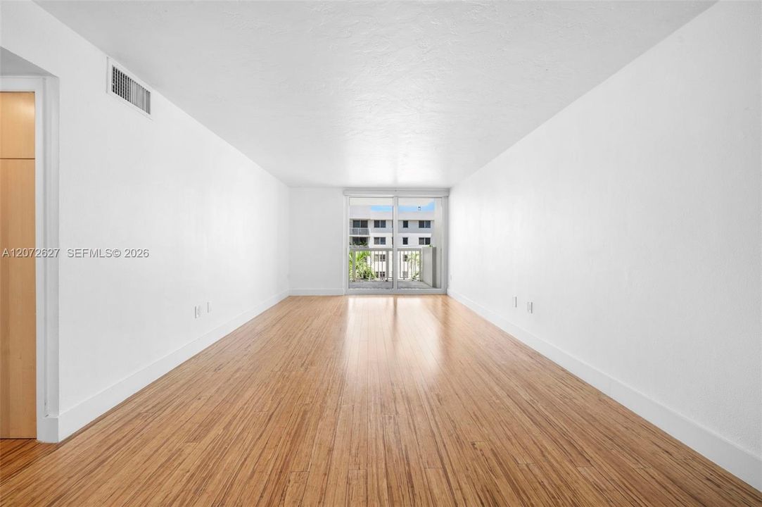 For Sale: $325,000 (1 beds, 1 baths, 727 Square Feet)
