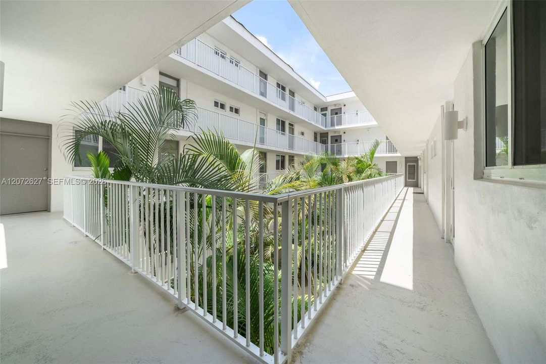 For Sale: $325,000 (1 beds, 1 baths, 727 Square Feet)