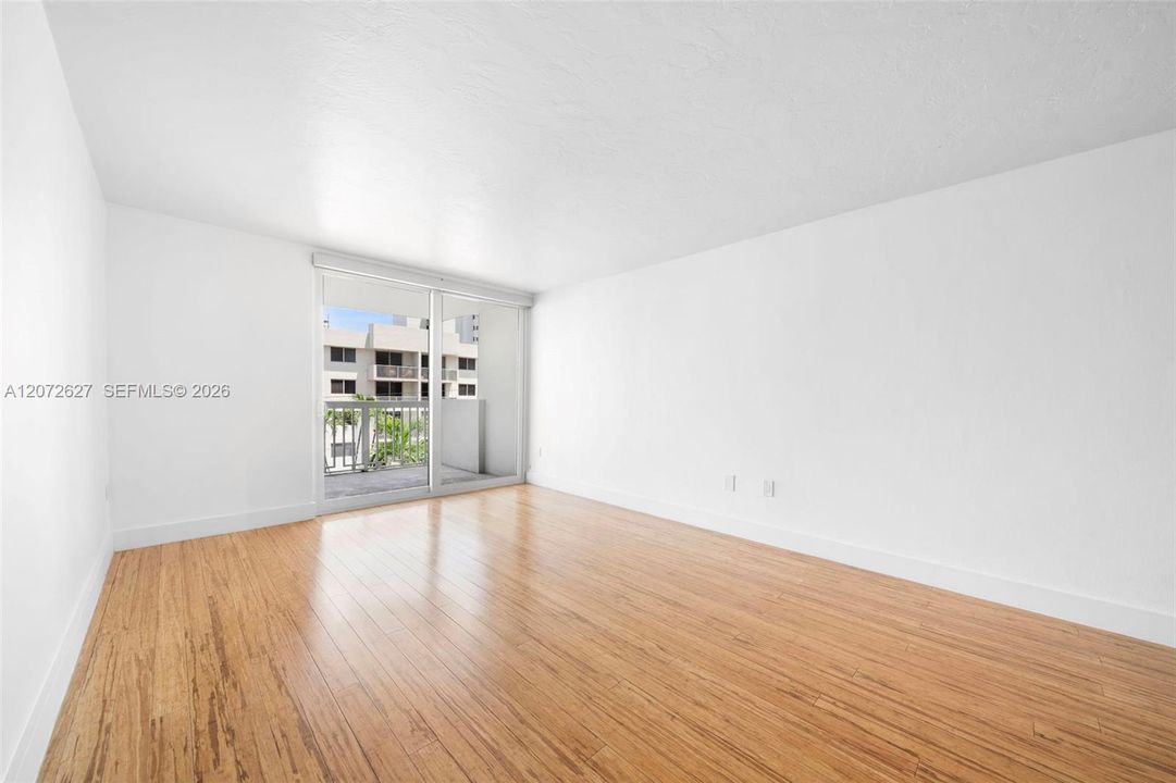 For Sale: $325,000 (1 beds, 1 baths, 727 Square Feet)